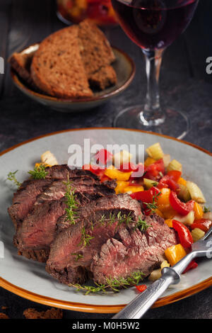 Erhaltene gegrilltes Fleisch und mariniertes Gemüse: Tomaten, Paprika, Zwiebeln, selery. Stockfoto