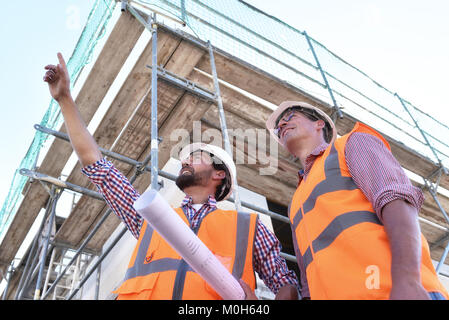 Teamwork auf der Baustelle - Site Manager und Architekten vor Ort beim Bau eines Hauses Stockfoto