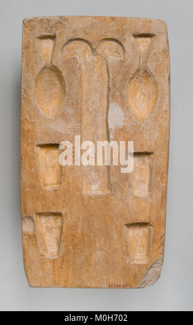 Ein Modell des altägyptischen „Öffnung des Mundes“-Rituals, das zeremonielle Werkzeuge und Praktiken veranschaulicht, die verwendet wurden, um den Verstorbenen auf das Jenseits vorzubereiten. Stockfoto