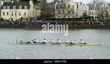 Dies bezieht sich auf das Cambridge Boat Race, das 2008 ausgetragen wurde und das Team der Universität Cambridge nach dem Wettbewerb zeigt. Die Veranstaltung ist ein jährlich stattfindender Ruderwettbewerb zwischen den Universitäten Oxford und Cambridge in Großbritannien. Stockfoto