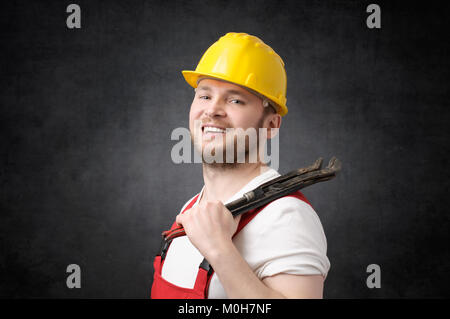 Glücklich lächelnd Klempner Stockfoto