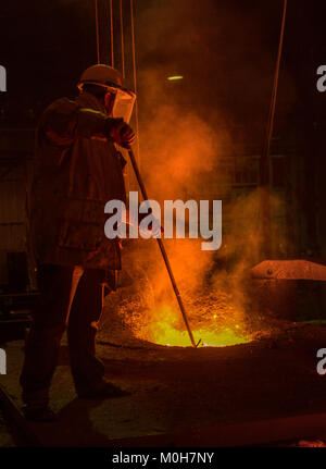 Stahlgießerei Arbeitsplatz mit Arbeiter. Schmelzen von Eisen. Industrie Konzept. Stockfoto