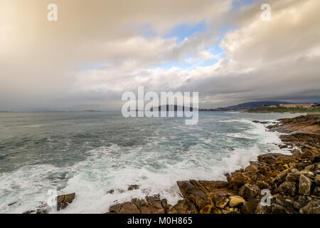 Die stürmischen Atlantischen Ozean in der Nähe von Baiona - Galicien, Spanien Stockfoto