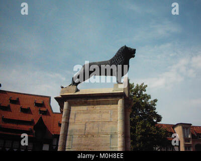 Die Burglöwe (Braunschweiger Löwe) ist eine große Bronzestatue, die im 12. Jahrhundert von Herzog Heinrich dem Löwen gegossen wurde und vor Schloss Dankwarderode und dem Braunschweiger Dom errichtet wurde. Die aktuelle Version für den Außenbereich ist eine Nachbildung; das Original ist im Innenbereich erhalten. Die Statue ist ein romanisches Denkmal und Symbol der Stadt Braunschweig. Stockfoto