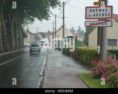 Stadtbegrenzungsschild, das die Grenze von Brêmes-les-Ardres im französischen Département Pas-de-Calais markiert und den Eingang zur Gemeinde angibt. Stockfoto