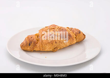 Almond Croissants auf Platte Stockfoto