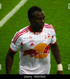 Ein österreichisches Bundesliga-Fußballspiel zwischen dem FC Salzburg und dem SV Grödig, bei dem zwei österreichische Profi-Vereine gegeneinander spielen. Stockfoto