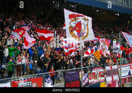 Ein Fußballspiel der österreichischen Bundesliga zwischen dem FC Red Bull Salzburg und dem SV Grödig, in dem der professionelle Wettkampf und die Leistung in der österreichischen Fußballnationalliga dargestellt werden. Stockfoto
