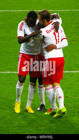 Bild eines österreichischen Bundesliga-Fußballspiels zwischen dem FC Salzburg und dem SV Grödig, das Spielmomente und sportliche Wettkämpfe innerhalb der Bundesliga festhält. Stockfoto