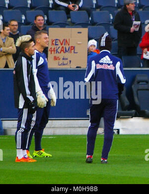 Dieses Bild zeigt einen Moment aus dem österreichischen Bundesliga-Spiel zwischen dem FC Red Bull Salzburg und Admira Wacker Mödling und zeigt die Intensität des Spiels und die Wettbewerbsatmosphäre, die für den österreichischen Spitzenfußball charakteristisch ist. Stockfoto
