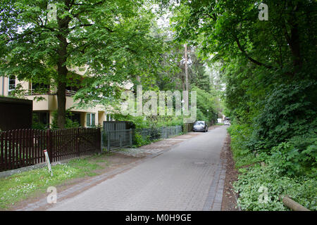 Foto der Brahmsstraße in Hamburg, aufgenommen am 6. Mai 2014. Das Bild zeigt die städtische Architektur, das Straßenbild und den Alltag und liefert eine visuelle Aufzeichnung der Wohn- und Geschäftslandschaft der Stadt. Stockfoto
