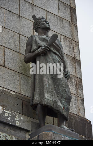 Eine Statue ist eine Hommage an ein Maori Warrior bei One Tree Hill, Auckland, Neuseeland Stockfoto