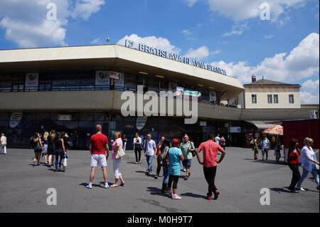 Foto von Bratislava hlavná stanica, dem Hauptbahnhof in der slowakischen Hauptstadt, der seine Rolle als wichtiger Verkehrsknotenpunkt und seine Kombination aus moderner und historischer Architektur zeigt. Stockfoto