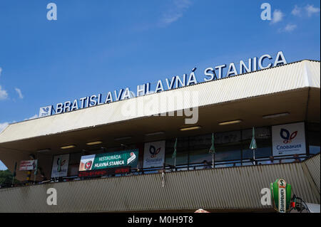 Das äußere Schild von Bratislava hlavná stanica, dem Hauptbahnhof in Bratislava, Slowakei, zeigt seine Rolle im Verkehr und in der städtischen Infrastruktur an. Stockfoto