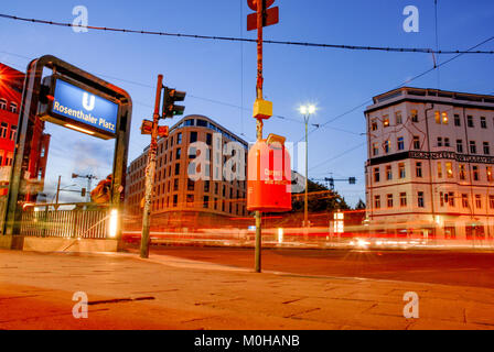 Berlin Rosenthal Square bei Nacht. Party und Reisen Hotspot - Abend lange Belichtung kurz mit der U-Bahn Eintrag Stockfoto