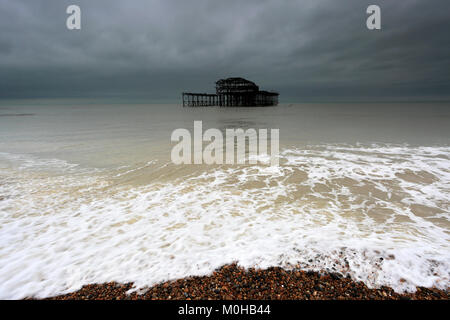 Dramatische Himmel über dem zerstörten West Pier, Brighton & Hove, East Sussex, England, Großbritannien Stockfoto