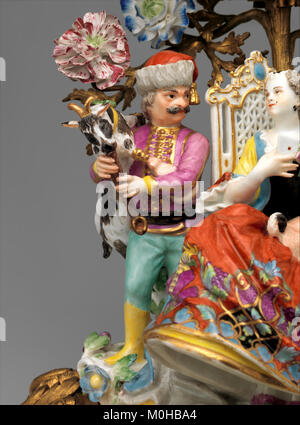 Eine französische Kaminuhr oder „Pendule de cheminée“ aus dem 19. Jahrhundert mit dekorativen Bronze- und Emailelementen. Die Uhr spiegelt die feine Handwerkskunst der französischen dekorativen Kunst wider, die vom Metropolitan Museum of Art gehalten wird Stockfoto