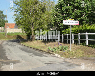 Stadtbegrenzungsschild, das die Grenze von Bucy-lès-Cerny im Département Aisne, Frankreich, markiert und die amtlichen Grenzen der Gemeinde innerhalb der regionalen Verwaltungsstruktur angibt. Stockfoto