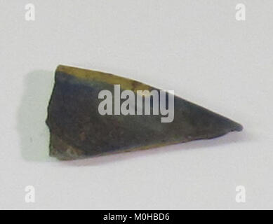 Ein Intarsien-Fragment aus Millefiori-Glasfliesen, das ein Segment aus gemusterten mehrfarbigen Glasstäben zeigt, die zu einer dekorativen Oberfläche verschmolzen und geschnitten wurden, die typisch für Glasverarbeitungstechniken für dekorative Kunst ist. Stockfoto