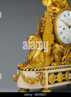 Französische Kaminuhr aus dem 18. Jahrhundert („Pendule de cheminée“), die raffinierte Handwerkskunst, vergoldete Metallarbeiten und die für die französische dekorative Kunst dieser Zeit typische Eleganz veranschaulicht. Stockfoto