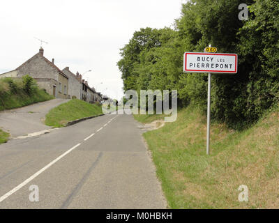 Ein Straßenschild, das die Stadtgrenzen von Bucy-lès-Pierrepont im Département Aisne, Frankreich, markiert und die Grenze der Gemeinde innerhalb des regionalen Straßennetzes angibt. Stockfoto