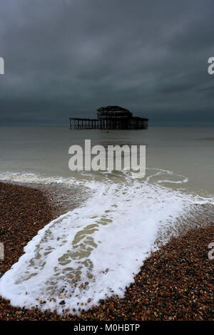 Dramatische Himmel über dem zerstörten West Pier, Brighton & Hove, East Sussex, England, Großbritannien Stockfoto