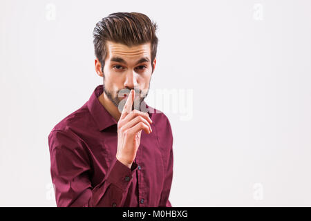 Studio shot Porträt junger Geschäftsmann, der Stille will. Stockfoto