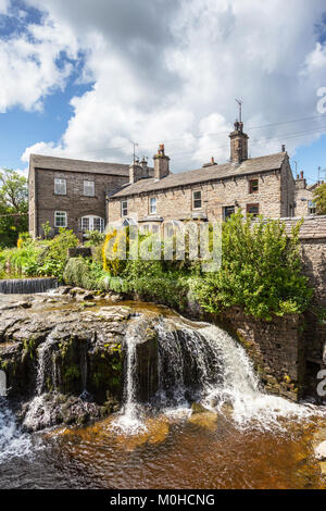 Gayle Beck Wasserfall in der Marktgemeinde Hawes im Herzen der Yorkshire Dales in England. Stockfoto