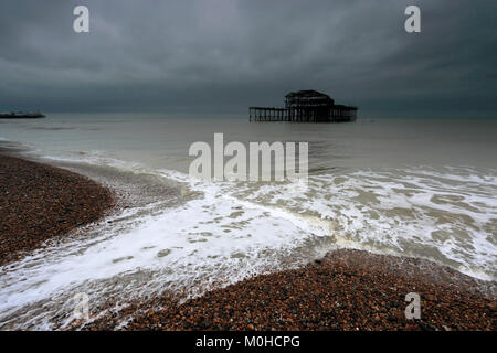 Dramatische Himmel über dem zerstörten West Pier, Brighton & Hove, East Sussex, England, Großbritannien Stockfoto