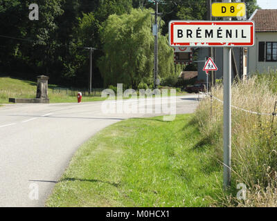 Das Stadtgrenzzeichen Bréménil markiert die Grenze von Bréménil, einer Gemeinde in Meurthe-et-Moselle, Frankreich, und gibt die offiziellen Grenzen der Siedlung an. Stockfoto