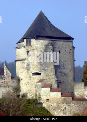 Blick auf den Pulverturm in Burghausen, Deutschland, von Südosten aus gesehen. Das Bauwerk ist Teil der Burghausen Burghausen Burghausen, einer der längsten Burganlagen Europas. Stockfoto