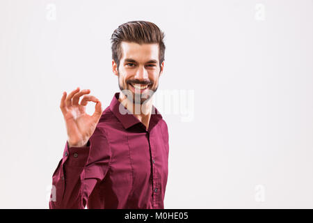 Studio shot Porträt junger erfolgreicher Geschäftsmann. Stockfoto