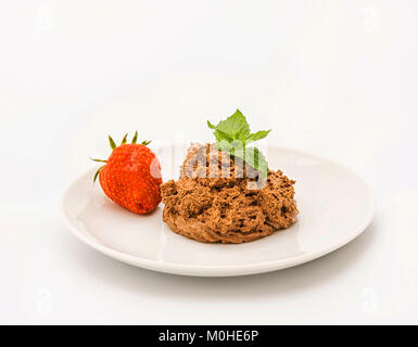Platte mit Mousse au Chocolat, Erdbeere und Minze Stockfoto