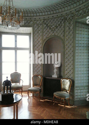 Dieses Bild zeigt das Boudoir im Myślewicki-Palast in Warschau, Polen. Das Zimmer spiegelt die Inneneinrichtung des 18. Jahrhunderts wider, mit eleganten Möbeln und dekorativen Details, die für den neoklassizistischen Stil charakteristisch sind. Stockfoto