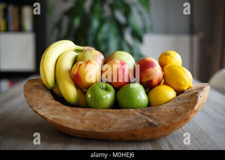 Holz- Obstkorb am Tisch im Wohnzimmer. Stockfoto