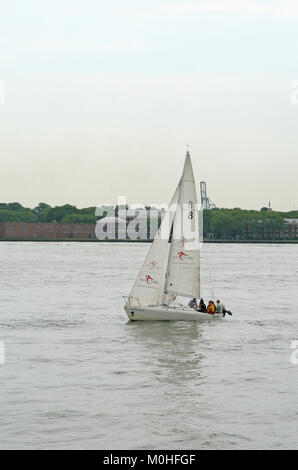 Kleines Segelboot mit kleinen Gruppe an Bord, Hudson River, Manhattan, New York City, New York State, USA. Stockfoto