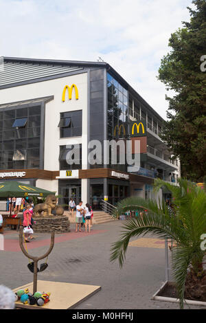 Lazarevskoe, Sotschi, die Region Krasnodar, Russland - 6. Juli 2014: McDonalds. Lazarevskoe Sotschi Stockfoto