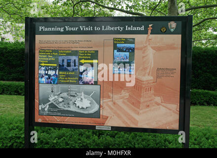 Liberty Island National Park Karte und advertiements Zeichen auf Rasen, New York City, New York State, USA.