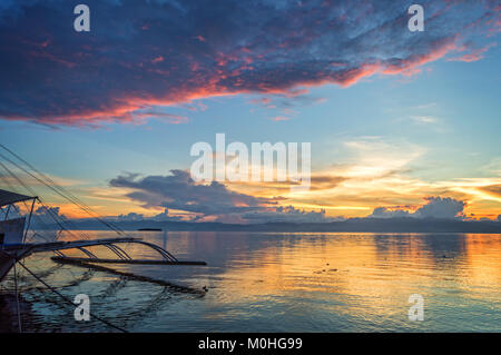 Banka, traditionelle philippinische Fischerboot bei Sonnenuntergang, Insel Cebu, Philippinen Stockfoto