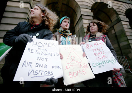 Mitglieder der schottischen Pächter' Union lebenden Mieten organisierten Protest außerhalb der Edinburgh City Council Kammer Bedenken über die Knappheit der Gehäuse, das sie behaupten zu markieren ist zu Airbnb ab, und der Rat strenge Beschränkungen für Ferienwohnungen durchzusetzen. Stockfoto