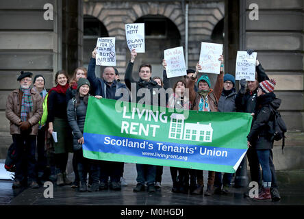 Mitglieder der schottischen Pächter' Union lebenden Mieten organisierten Protest außerhalb der Edinburgh City Council Kammer Bedenken über die Knappheit der Gehäuse, das sie behaupten zu markieren ist zu Airbnb ab, und der Rat strenge Beschränkungen für Ferienwohnungen durchzusetzen. Stockfoto