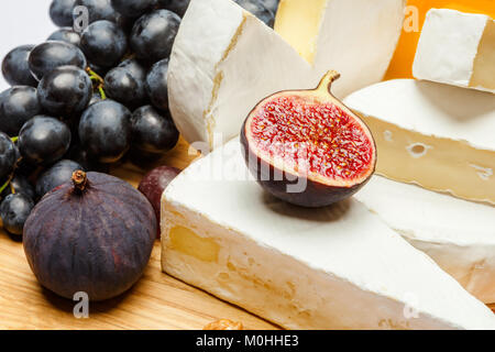 Stapel von Brie oder camambert Käse auf weißem Hintergrund Stockfoto