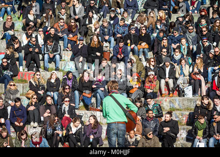 Ein Sänger führt in Mauer Park, Prenzlauer Berg, Berlin. Stockfoto