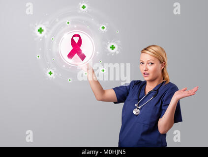Junge Krankenschwester stehen und drücken Moderne medizinische Art der Tasten Stockfoto