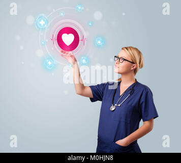Junge Krankenschwester stehen und drücken Moderne medizinische Art der Tasten Stockfoto