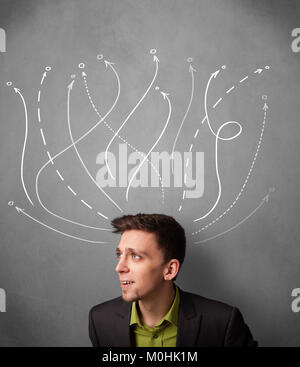 Junge Unternehmer denken mit Pfeile in verschiedene Richtungen über den Kopf Stockfoto