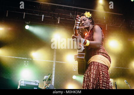 Musiker, Sänger und Gitarrist Kareyce Fotso aus der Musik kollektiven Akustischen Afrika Bild live auf der Bühne des Tschechischen festival Farben von Ostrava. Tschechische Republik 2013 Stockfoto