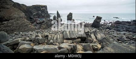 Isländische Landschaft der felsigen Küste Stockfoto