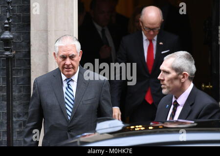 US-Außenministerin Rex Tillerson (links) verlässt, 10 Downing Street, London, nach einem Gespräch mit Premierminister Theresa May. Stockfoto