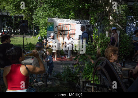 Ein akustisches Duo führt während der Fete de la Musique in Berlin, Deutschland. Stockfoto